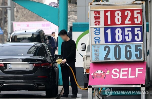 Consumer prices rise 2 pct in Feb., on gov't target for 2nd straight month