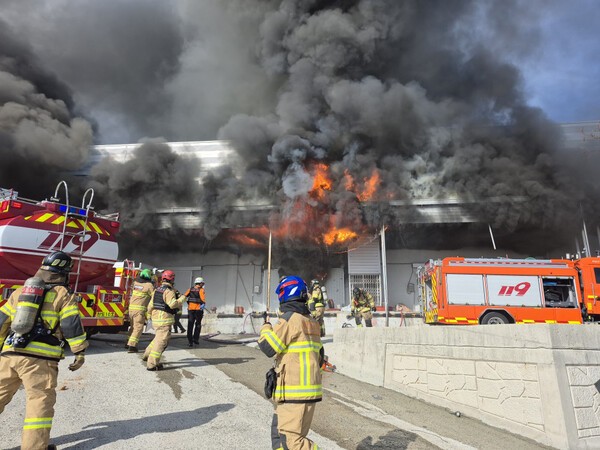 2 firefighters killed in cold storage warehouse fire